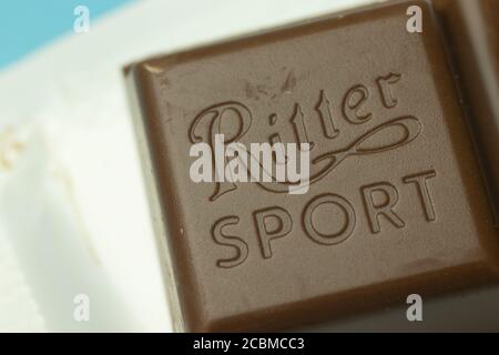 Moscou, Russie - 1er juin 2020 : logo Ritter Sport sur macro barre chocolat, montage Banque D'Images