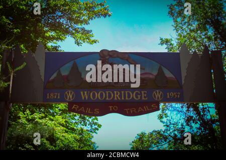 WOODRIDGE, NY, ÉTATS-UNIS - 17 juin 2020: Woodridge, NY / États-Unis - 06/16/2020: Rails de Woodridge aux sentiers panneau d'entrée en bois sculpté du train historique Banque D'Images