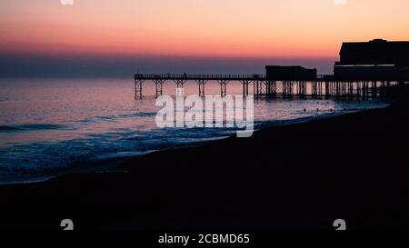 Coucher de soleil sur la jetée à Bognor Regis, West Sussex, Royaume-Uni Banque D'Images