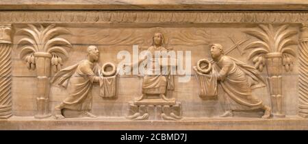 RAVENNE, ITALIE - 28 JANVIER 2020 : le relief de l'ancien tombeau chrétien avec le Christ au centre de Duomo. Banque D'Images