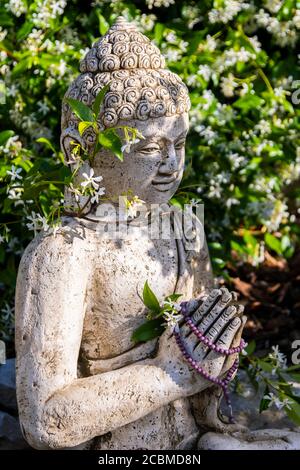 Statue de Bouddha dans un jardin. Banque D'Images