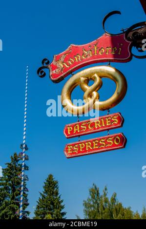 Un panneau de bretzel devant une boulangerie avec le fond d'une cuisine bavaroise sur la rue principale à Leavenworth, État de Washington de l'est, États-Unis. Banque D'Images