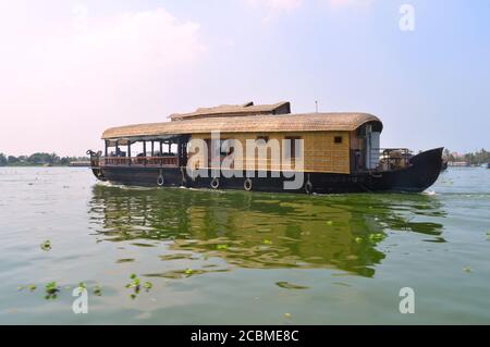 Voyager dans une péniche à Alleppey est une expérience enchanteresse en soi. La brise fraîche, oiseaux migrateurs occasionnels, fait une expérience unique Banque D'Images