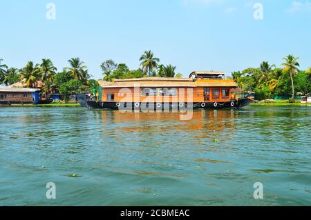 Voyager dans une péniche à Alleppey est une expérience enchanteresse en soi. La brise fraîche, oiseaux migrateurs occasionnels, fait une expérience unique Banque D'Images