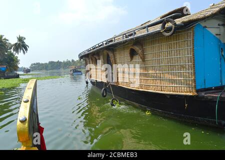 Voyager dans une péniche à Alleppey est une expérience enchanteresse en soi. La brise fraîche, oiseaux migrateurs occasionnels, fait une expérience unique Banque D'Images