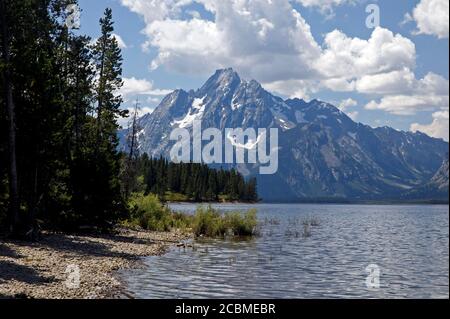 La piste de Lae Shore à Coulter Bay offre une vue imprenable sur la montagne et le lac Jackson dans le parc national de Grand Teton, Wyoming. Banque D'Images