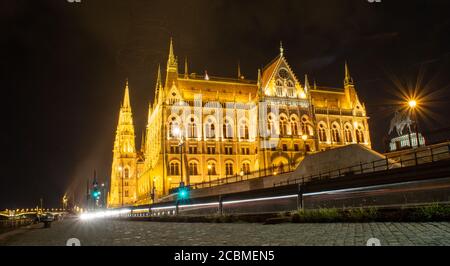 Magnifique photo du Bastion des pêcheurs, Budapest, Hongrie, la nuit Banque D'Images