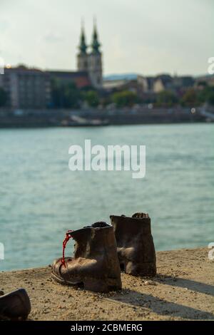 BUDAPEST, HONGRIE - 22 juillet 2019 : les chaussures sur la rive du Danube est un monument commémoratif érigé le 16 2005 avril, à Budapest, Hongrie. Conçu par film directo Banque D'Images