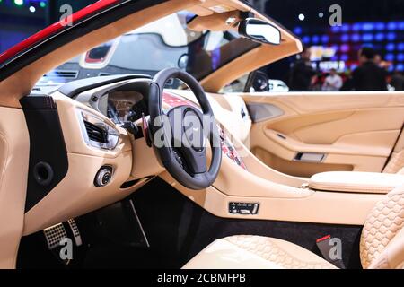 NEW YORK, NY - 1er AVRIL 2015 : exposition Aston Martin Aston Martin Vanquish Volante au salon international de l'auto de New York 2015 Banque D'Images