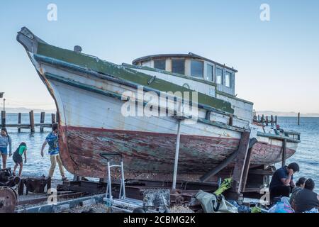 La brise de mer un vieux bateau de pêche qui était utilisé pour la pêche à la crevette qui se tient aujourd'hui dans le parc national du camp de Chine en Californie. Banque D'Images