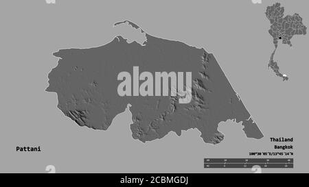 Forme de Pattani, province de Thaïlande, avec sa capitale isolée sur fond solide. Échelle de distance, aperçu de la région et libellés. Élévation biniveau ma Banque D'Images
