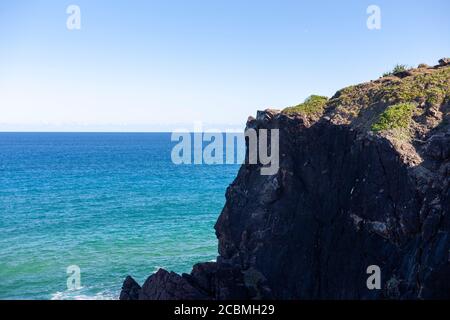 Vue panoramique sur la mer avec de grandes rochers sur la côte Banque D'Images