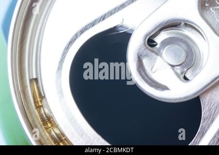Vue de dessus de la boîte ouverte de soda ou de Coca macro copier l'espace Banque D'Images