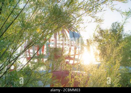 Bouy rouge coincé sur le rivage, tiré contre le soleil. Banque D'Images