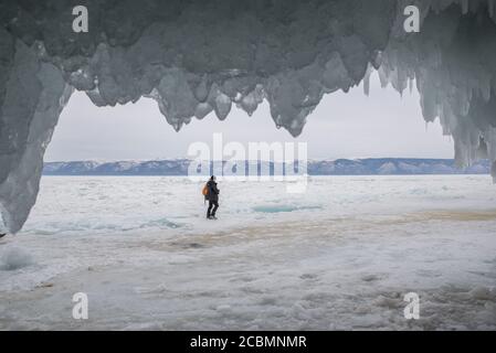 Touriste inconnu en face de la grotte de glace sur l'île Olkhon au lac Baikal, Russie Banque D'Images