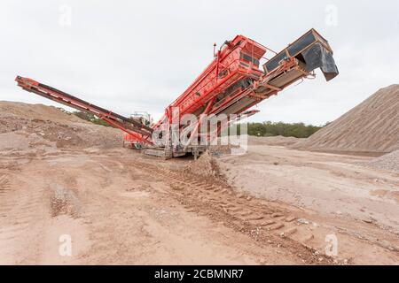 Broyage de machines travaillant sur la carrière à ciel ouvert Banque D'Images
