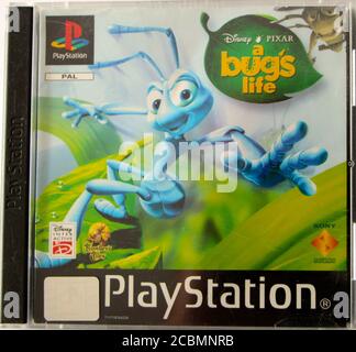 Photo d'une boîte CD PlayStation 1 originale et couverture d'Une vie de punaises par Disney Pixar Banque D'Images