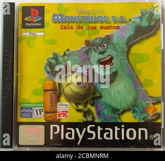 Photo d'une boîte CD PlayStation 1 originale et couverture du jeu Monsters Inc version espagnole Isla de las sustos ou Island of scares Banque D'Images