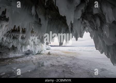 Grotte de glace sur l'île Olkhon au lac Baikal, Russie Banque D'Images