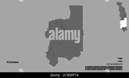 Forme des plateaux, région du Togo, avec sa capitale isolée sur fond solide. Échelle de distance, aperçu de la région et libellés. Carte d'élévation à deux niveaux. 3D Banque D'Images