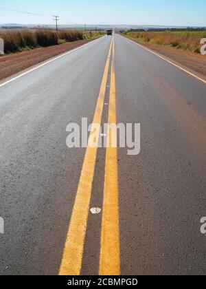 Route asphaltée bidirectionnelle Banque D'Images