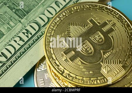 Concept d'affaires Bitcoin. Pièce de BTC et billet de banque en dollars Banque D'Images