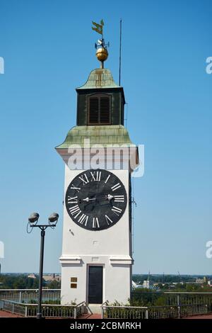 Novi Sad / Serbie - 16 août 2017 : Tour de l'horloge à la forteresse de Petrovaradin à Novi Sad, Voïvodine, Serbie Banque D'Images