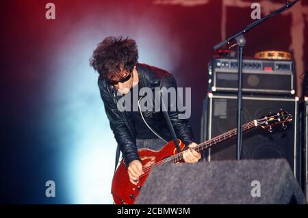 Black Rebel Motorcycle Club se exécutant au Reading Festival 2003, Reading, Berkshire, Angleterre, Royaume-Uni. Banque D'Images