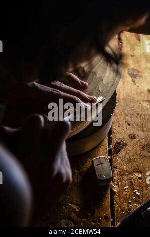 Artisan femme violon fabricant luthier travaillant dans un nouveau violon Banque D'Images