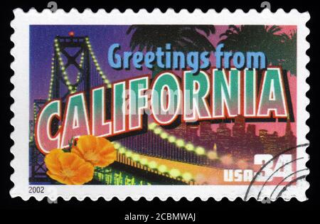 Londres, Royaume-Uni, mars 30 2011 - Vintage 2002 USA a annulé le timbre-poste montrant une image de Greetings de la Californie avec le Golden Gate Bridge et CA Banque D'Images