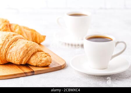 Petit déjeuner avec café et croissants, point de mire sélectif Banque D'Images