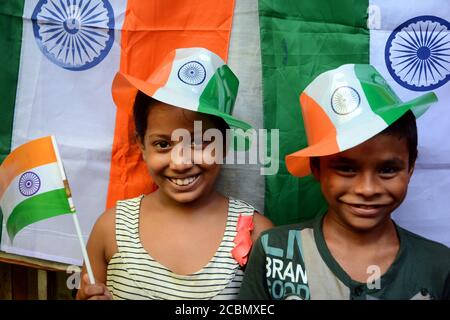 Les enfants de la rue fêtent le jour de l'indépendance le 15 août. Banque D'Images