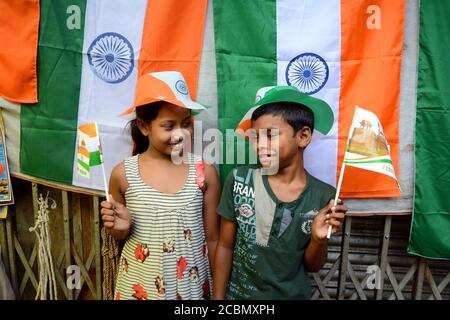 Les enfants de la rue fêtent le jour de l'indépendance le 15 août. Banque D'Images