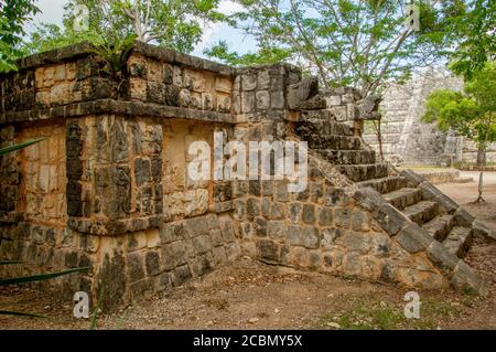 Tombes dans la partie sud de la zone archéologique de Chichen Itza (site classé au patrimoine mondial de l'UNESCO) sur la péninsule du Yucatan au Mexique. Banque D'Images