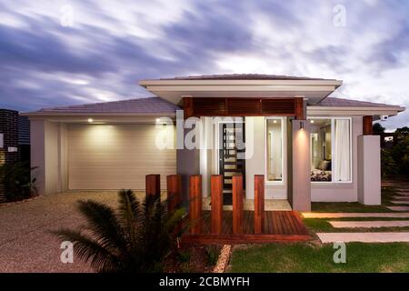 Vue sur une maison moderne avec garage Banque D'Images