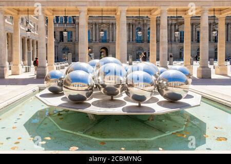 Boules argentées réfléchissantes en chrome au Palais Royale de Paris Banque D'Images