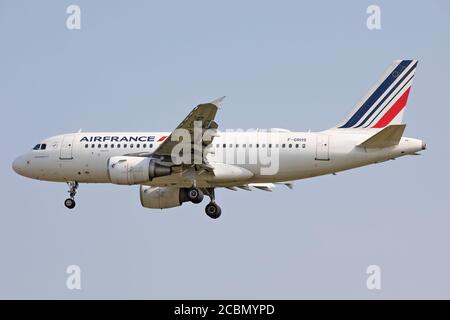 AMSTERDAM, PAYS-BAS, 12 AOÛT 2020 - un Airbus A319 d'Air France atterrit à Amsterdam le 12 août 2020 seulement quelques jours avant un coup dur dans le secteur du tourisme, les pays-Bas, la France et Malte ayant été ajoutés à la liste de quarantaine britannique (Credit: Robert Smith | MI News) Banque D'Images