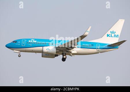 AMSTERDAM, PAYS-BAS, 12 AOÛT 2020 - UN KLM Embraer E190 débarque à Amsterdam le 12 août 2020 seulement quelques jours avant un coup dur dans le secteur du tourisme, les pays-Bas, la France et Malte ayant été ajoutés à la liste de quarantaine britannique (Credit: Robert Smith | MI News) Banque D'Images