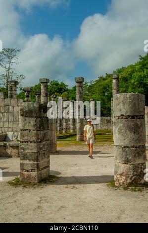 Un touriste (modèle relâché) Sur la place du marché dans la zone archéologique de Chichen Itza (Site classé au patrimoine mondial de l'UNESCO) sur la péninsule du Yucatan au Mexique Banque D'Images