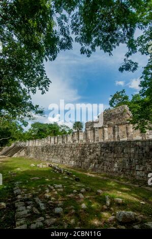 La place du marché dans la zone archéologique de Chichen Itza (site classé au patrimoine mondial de l'UNESCO) sur la péninsule du Yucatan au Mexique. Banque D'Images