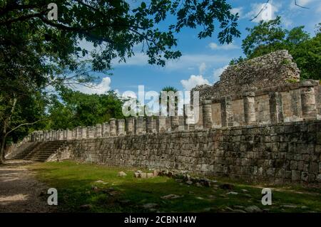 La place du marché dans la zone archéologique de Chichen Itza (site classé au patrimoine mondial de l'UNESCO) sur la péninsule du Yucatan au Mexique. Banque D'Images