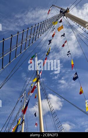 Mâts hauts avec drapeaux de l'historique SS Grande-Bretagne à vapeur / voilier, Bristol, Royaume-Uni Banque D'Images