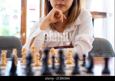 Femme jouant aux échecs en club, activité de loisirs de week-end et concept de comittion Banque D'Images