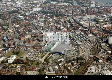 Vue aérienne du centre-ville de Hull avec St Stephen's Shopping Centrer en évidence au premier plan Banque D'Images
