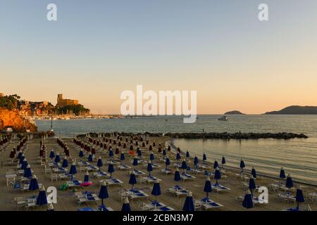 Vue imprenable sur le golfe de Poètes avec une plage, le village de pêcheurs et l'île de Tino à l'horizon au coucher du soleil, Lerici, la Spezia, Ligurie, Italie Banque D'Images