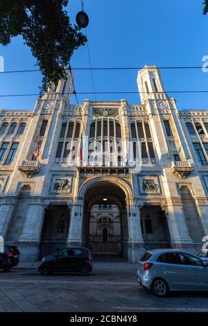 Le Palais civique (Palazzo Civico di Cagliari) à Cagliari, en Italie, en été. Banque D'Images
