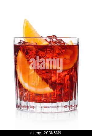 Cocktail Negroni en verre cristal avec glaçons et tranches d'orange sur fond blanc Banque D'Images