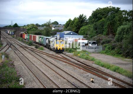 66517 dirige un train de conteneurs Wentloog - Southampton à travers Magor. Banque D'Images