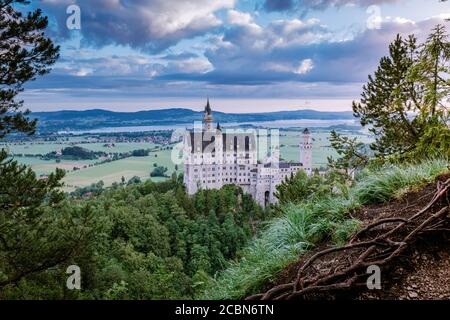 Belle vue de la célèbre château de Neuschwanstein, le xixe siècle palais néo-roman construit pour le Roi Ludwig II sur une falaise près de robuste Banque D'Images