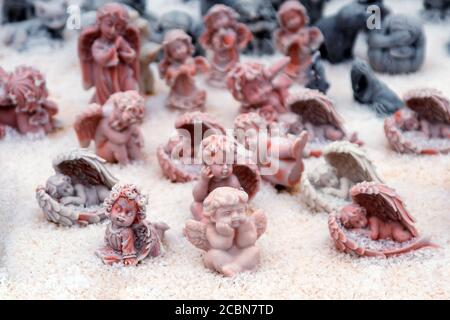 beaucoup de petites figurines d'anges assis dans la neige Banque D'Images